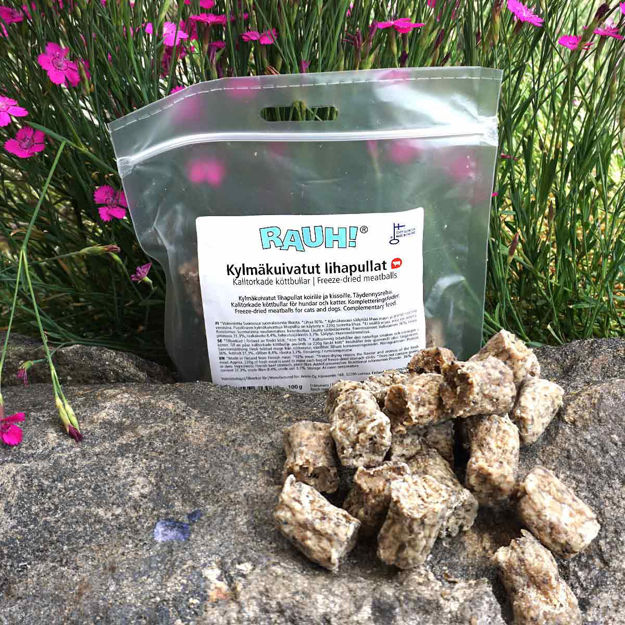Köttbullegodiset från RAUH kommer i en genoskilnig plastpåse som går att återförsluta. Rauhgodiset ligger framför påsen.