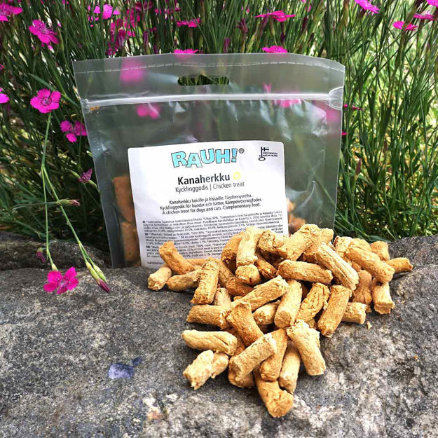 Kycklinggodis från RAUH kommer i en genoskilnig plastpåse som går att återförsluta. Rauhstickorna ligger framför påsen.