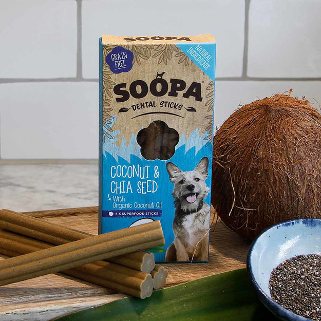 Soopa sticks i smaken kokosnöt och chiafrön kommer i en blå förpackning.