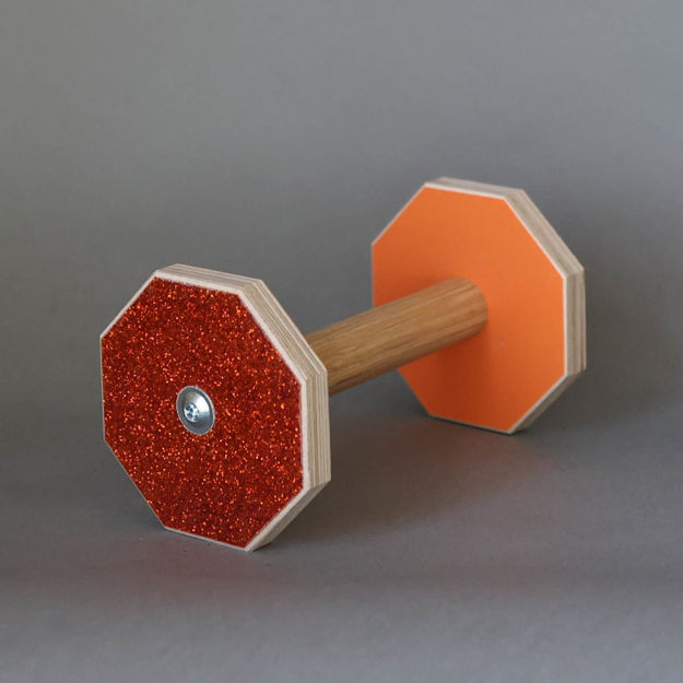 Orange glitterapport med greppinne av ek