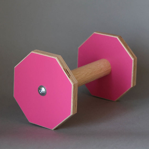 Ceriserosa lydnadsapport med naturfärgad greppinne i ek