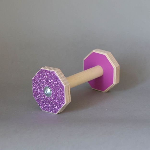 Glittrig lydnadsapport i ljuslila, med lila insida och greppinne av obehandlad ek