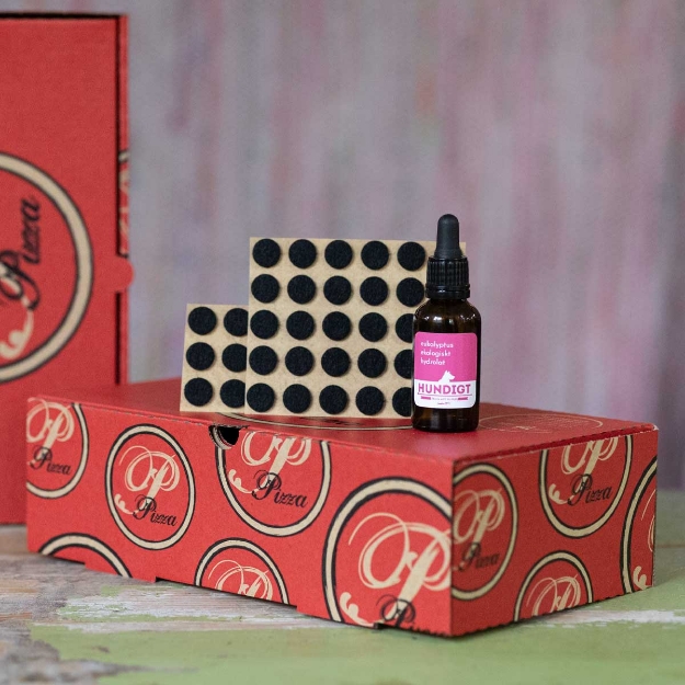 I detta nosework kit ingår 12 pizzakartonger (2 syns på bilden), svarta möbeltassar och ett 30 ml hydrolat.