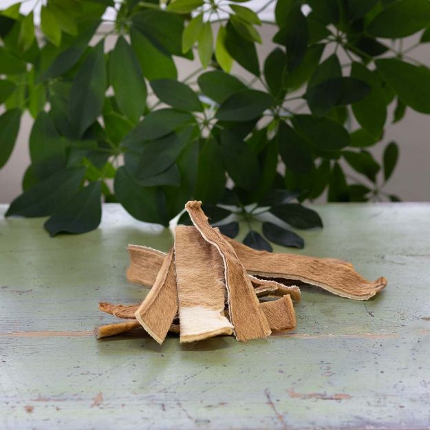 Nötstrips från Njord är en råhud som har kvar håret på ena sidan.