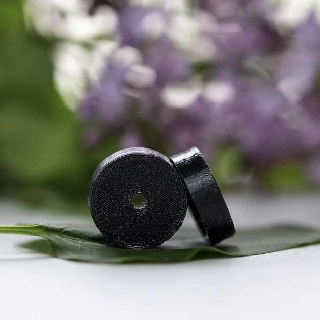 Svart dofthållare till nosework och specialsök med ett hål.