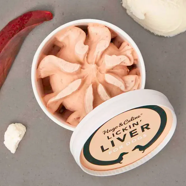 Lickin' liver kommer i en bägare med lock.