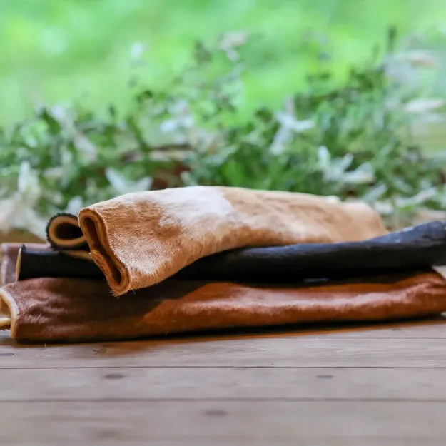 Tuggbenet av nöt från Njord har håret kvar. Det är rullat så att håret är på utsidan.