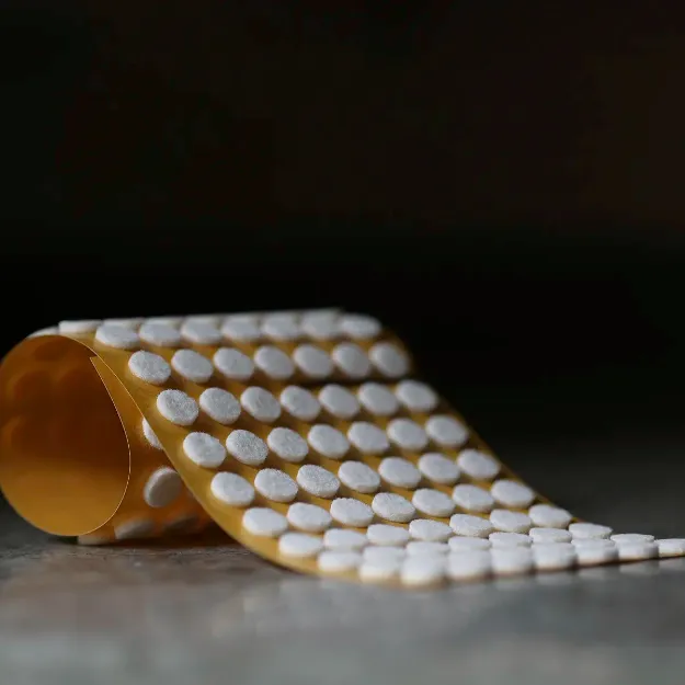 Ark med 140 stycken vita möbeltassar