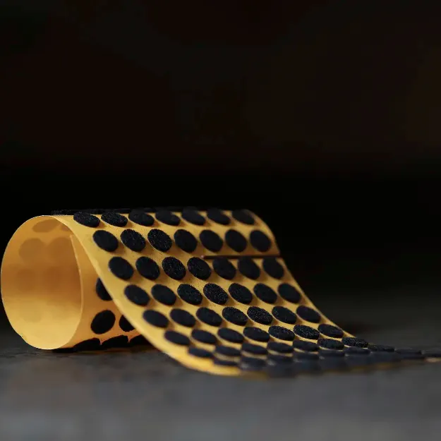 Ark med 140 stycken vita möbeltassar