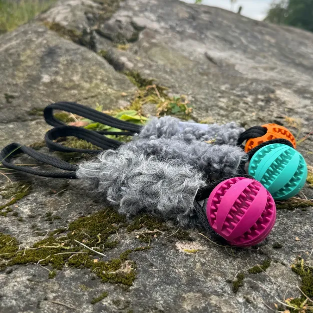 Fårskinnsleksaken MINT med boll i fina färger