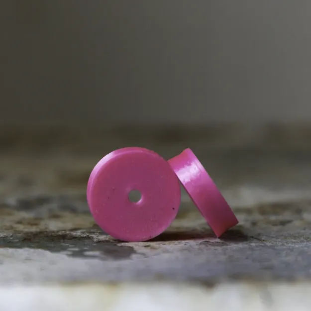 Rosa dofthållare med litet hål.