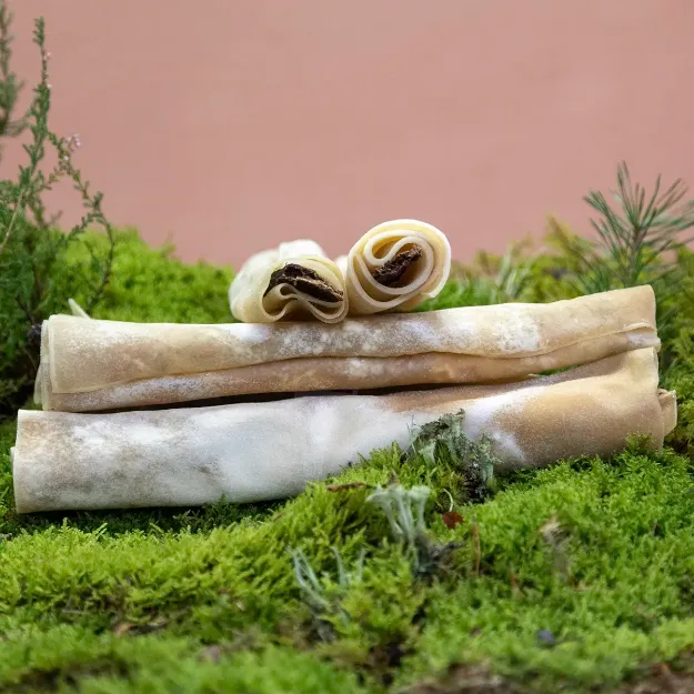 Råhud från nöt med inrullad fyllning.