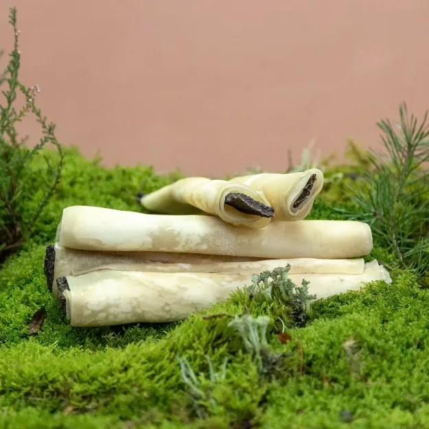 Tuggben gjord av rullad råhud med fyllning i.