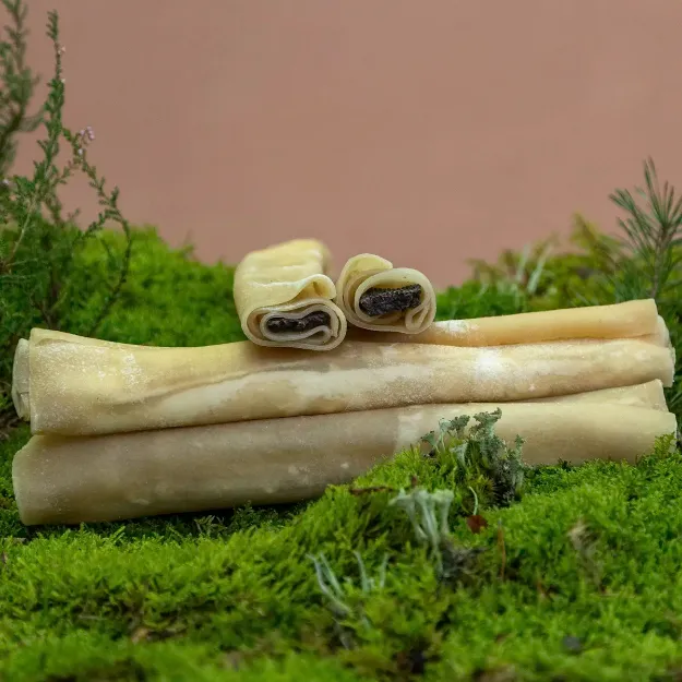 Hundtugg av rullad nöthud med fyllning.