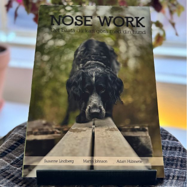 Ny och omarbetad upplaga av boken Nose Work Det bästa du kan göra med din hund