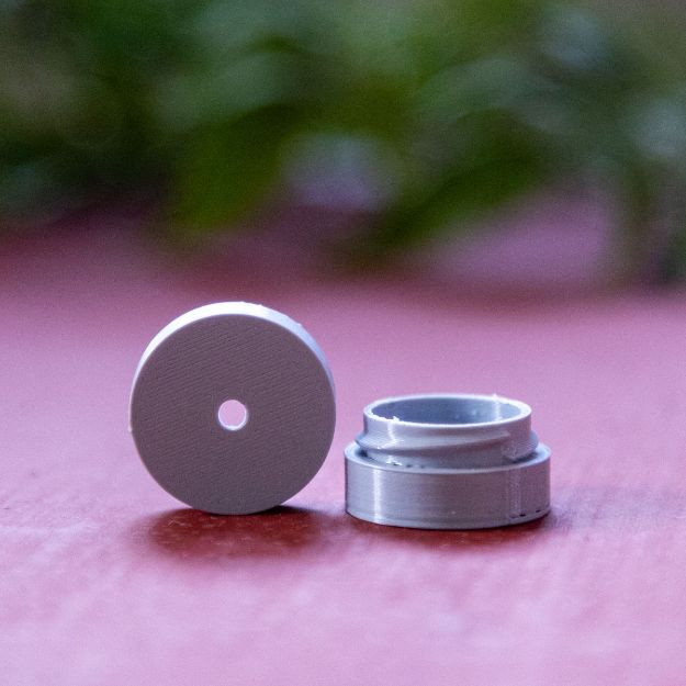 Dofthållaren SOLO i ljusgrå färg.