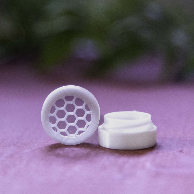 Dofthållare till nose work i vitt med skruvlock och många hål som släpper mycket doft. HONEY