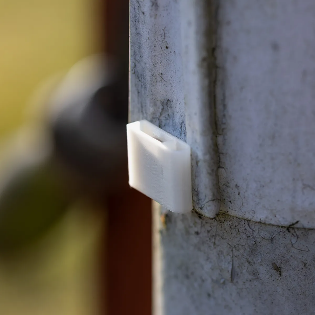 Magnetisk dofthållare som är vit.