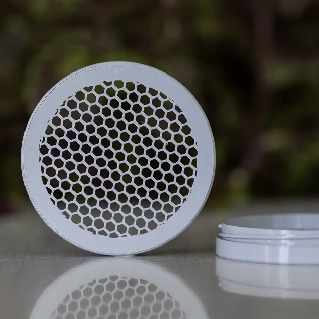 Stor dofthållare till nose work som släpper ut mycket doftmolekyler genom ett honey comb mönster.