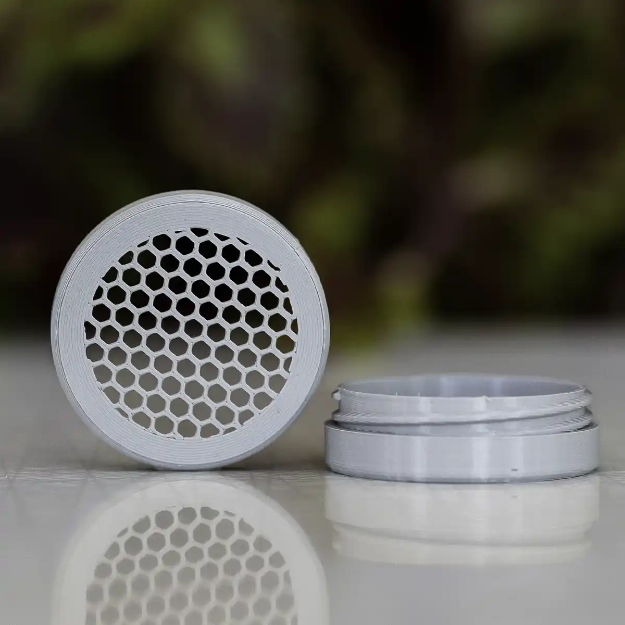 Dofthållare till nose work som har honey comb mönster som släpper ut mycket doftmolekyler.