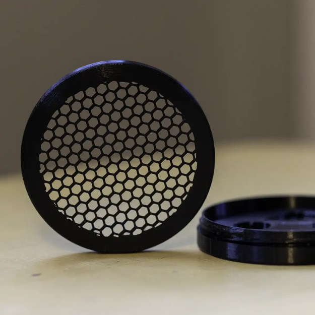 Honeybomb, en stor behållare till nose work.