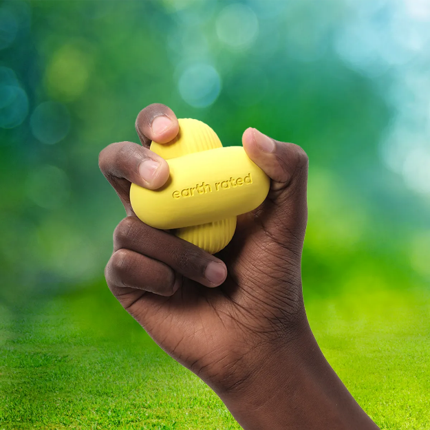 Hundleksak, gul boll i annorlunda form. Earth Rated