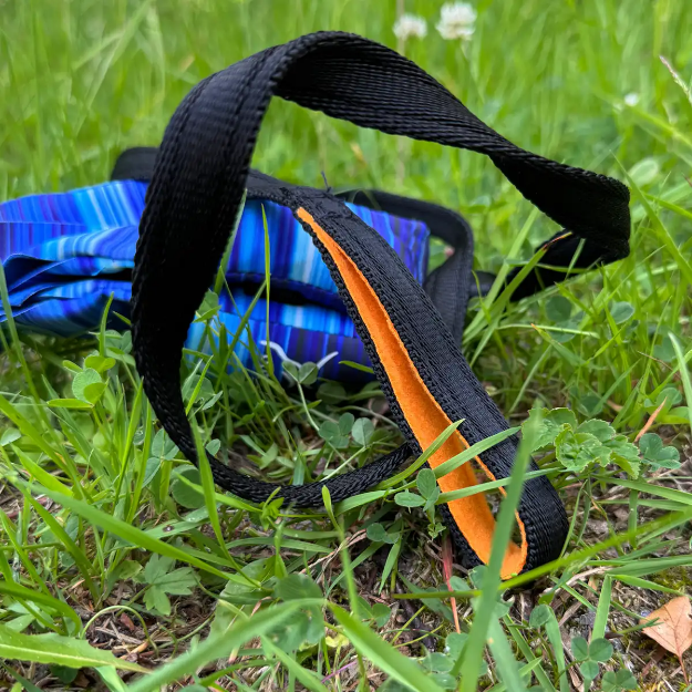 Orange jakthandtag till Cookie Squid. Rosa fleecefoder i handöglan.