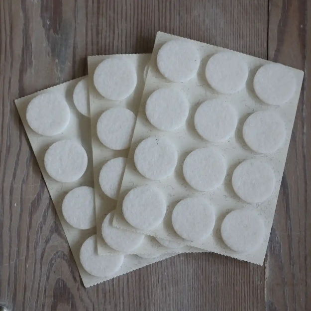 Vita möbeltassar till Nosework.