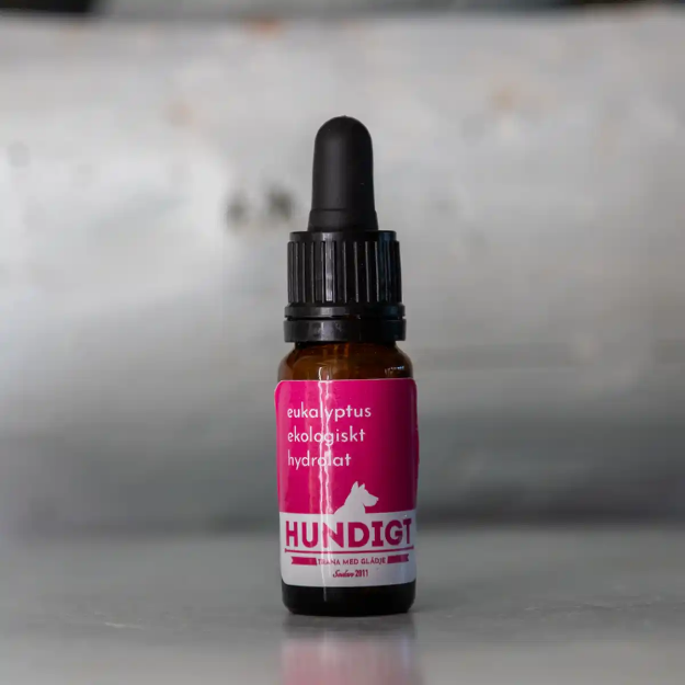 Ekologisk hydrolat eukalyptus kommer i en brun flaska med pipett.