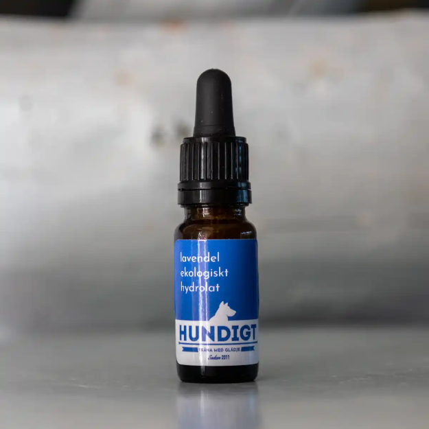 Ekologisk hydrolat lavendel kommer i en brun flaska med pipett.