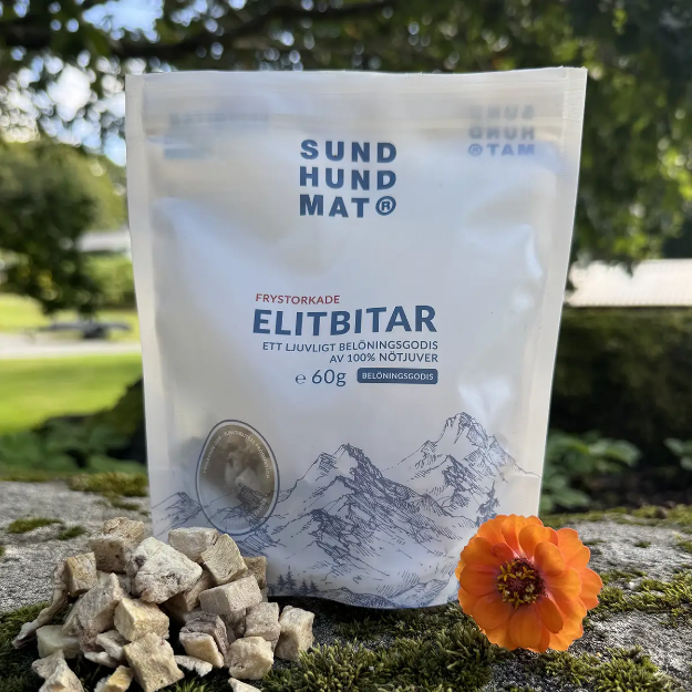 Frystorkade elitbitar från Sund hundmat kommer i en praktisk återförslutningsbar påse. Elitbitarna är små och behändiga i storleken.