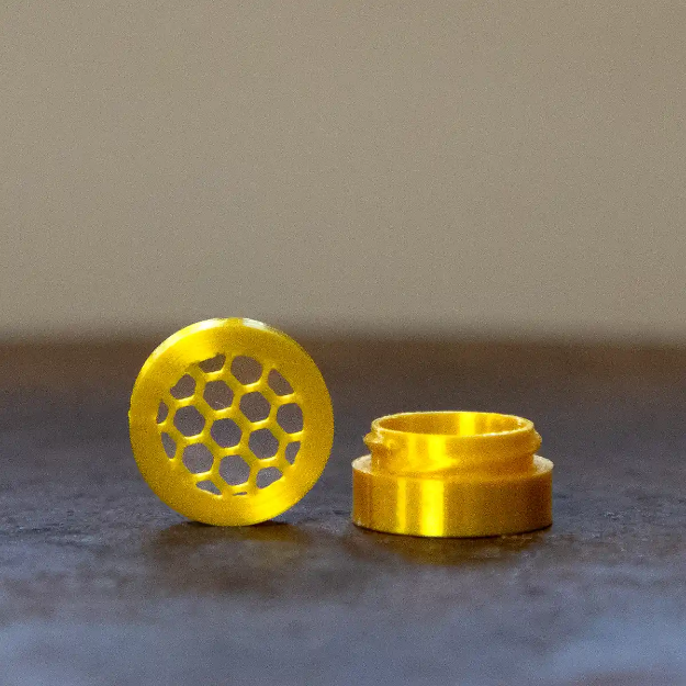 Gul dofthållare till nose work som släpper ut mycket doft.