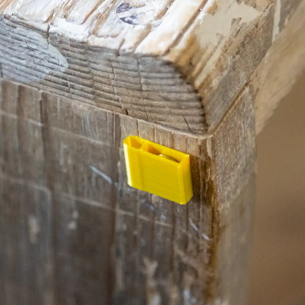 Liten magnetisk dosa till nosework i gult.