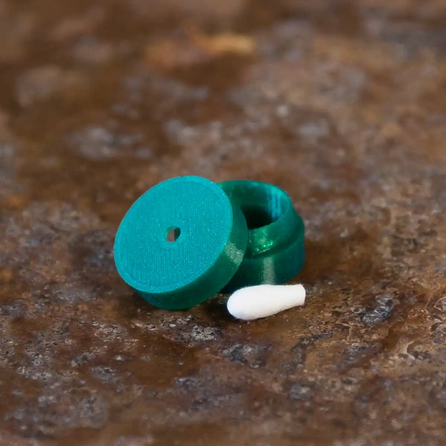 Dofthållaren SOLO med ett hål i locket.