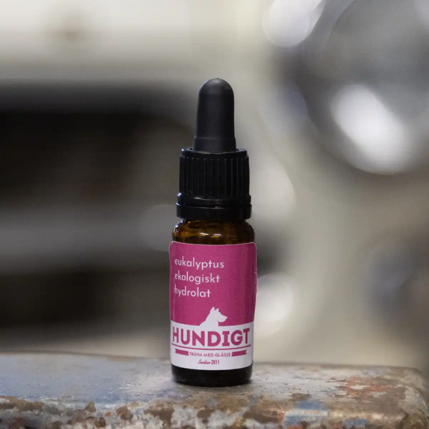 Ekologiskt hydrolat från Opella kommer i en brun flaska med pipett.