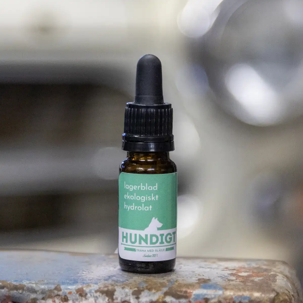 Ekologiskt hydrolat till nosework kommer i en brun flaska med pipett.