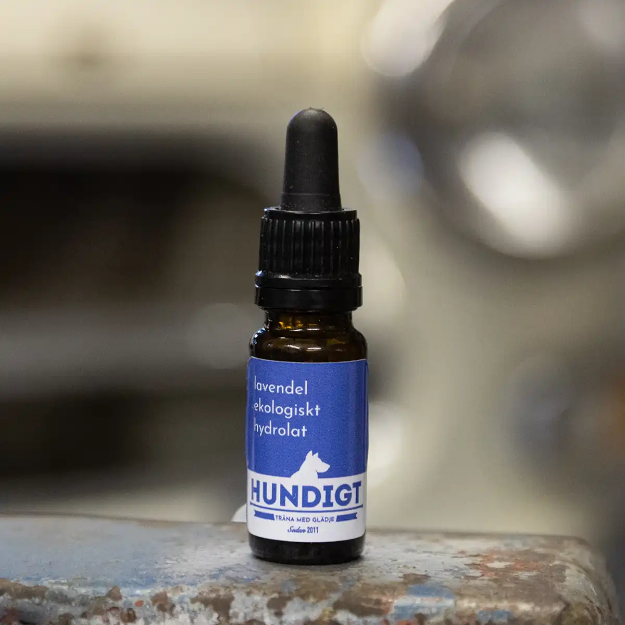 Ekologiskt hydrolat till nosework kommer i en brun flaska med pipett.