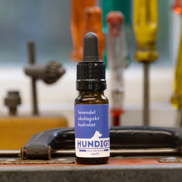 Ekologisk hydrolat lavendel från Crearome i en brun flaska med pipett.