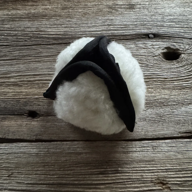 Boll av fårskinn med godisgömma