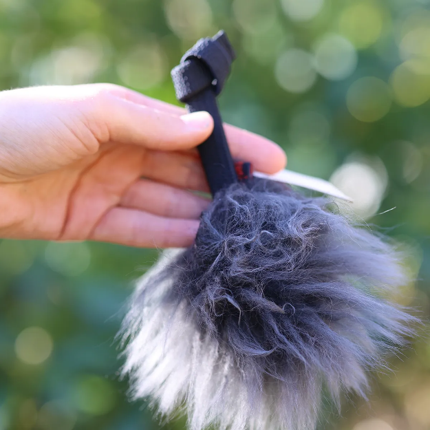 Belöningsleksaken SNUTTAR som är liten och långhårig i svenskt fårskinn